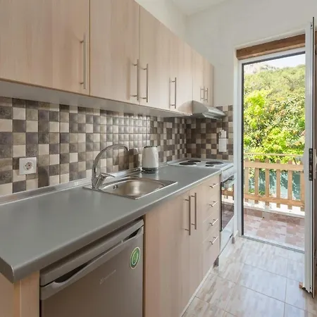 Christos And Family Guest house 2*